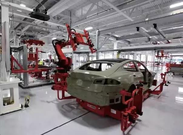 特斯拉的汽車裝配廠，全部由機器人操作