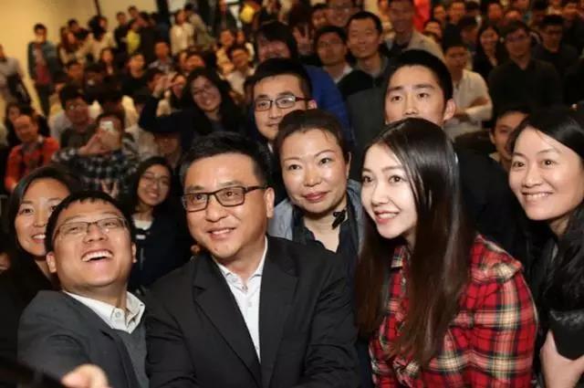 宣講會結束后張亞勤與現(xiàn)場同學自拍合影留念