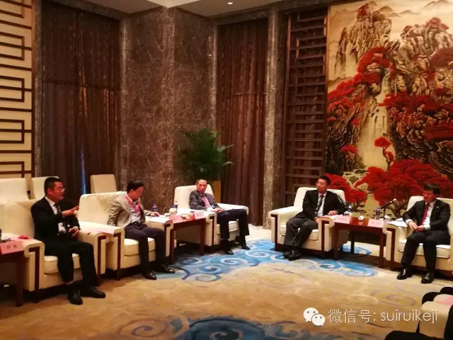 江西省委常委、鷹潭市委書(shū)記陳興超（右一） 隨銳科技舒騁（左一）